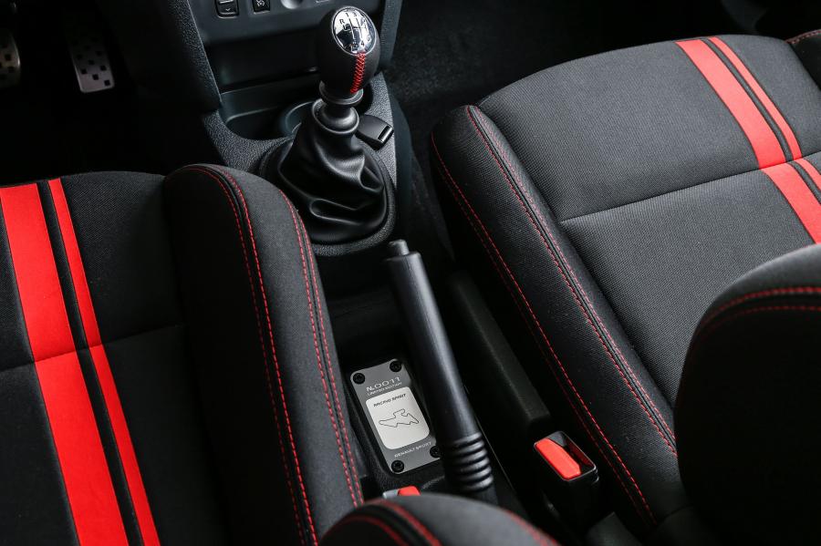Детали интерьера Renault Sandero R.S. 2.0 Racing Spirit 2017 года  (фото 30 из 30)